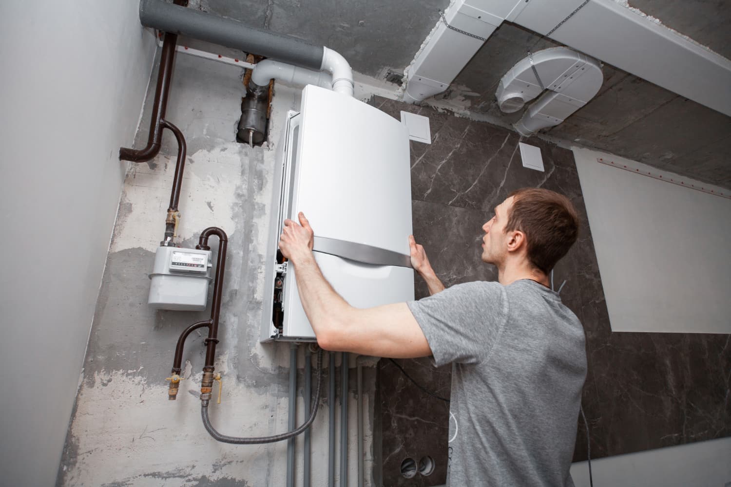 Kombination aus Gasspeicher und Batteriespeicher im Technikraum